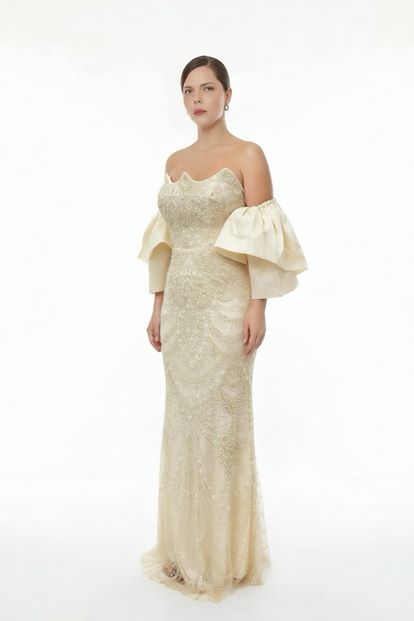 فستان سهرة بمقاسات كبيرة مزين بالترتر بلون العظم